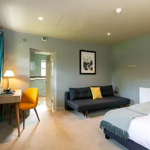 The Cowdray Arms ** Worth (West Sussex)